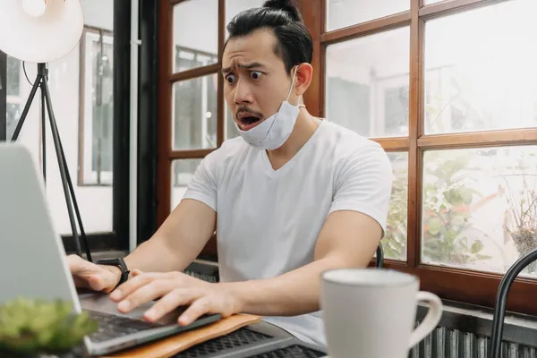 Llorando y sorprendida cara divertida del hombre decepcionar su trabajo en su ordenador portátil. — Foto de Stock