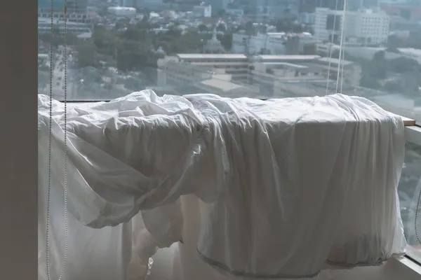 Постельное белье и пододеяльники, висящие на балконе, сушат в квартире. — стоковое фото