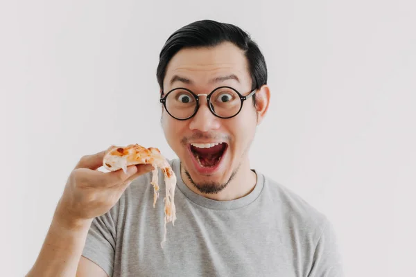 Drôle visage nerd homme a fromage pizza isolé sur fond blanc. — Photo