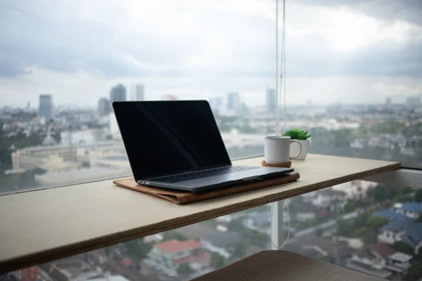 Laptop auf Holzstange auf dem Balkon der Wohnung. — Stockfoto