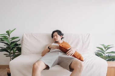 Sıkıcı bir izin gününde adamın tuhaf ve komik pozu..