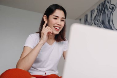 Kadın bir otel odasında konferansa katılıyor. Çalışma kavramı.