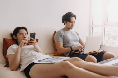 Bir çift çalışıyor ve aynı dairede dinleniyor..