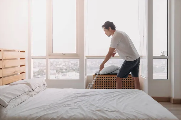 Homme nettoyer son appartement de chambre avec serpillière. — Photo
