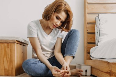 Kadın dairesinde tek başına tırnaklarını yiyor..