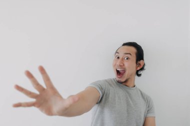 Heyecanlı ve hayret verici yüz ifadesi gururla sunar..