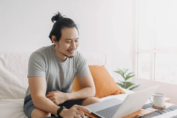 Pria kreatif yang bahagia bekerja pada laptop di apartemen kantornya. — Stok Foto