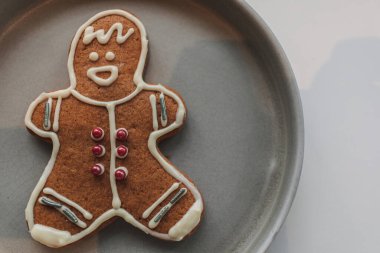 Zencefilli adam kurabiyeleri gri tabakta servis edilir..