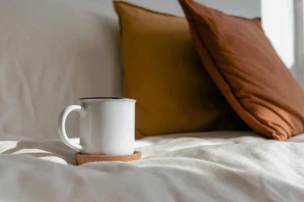 Copo de café branco no sofá em conceito de descanso e relaxamento — Fotografia de Stock