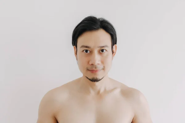 Homme sans chemise montrer son visage et sa peau pour le produit de soins de la peau. — Photo