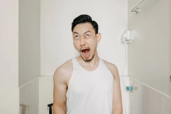 Grappige gezicht uitdrukking van de mens proberen te poepen in het toilet. — Stockfoto
