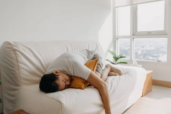 Одинокий одинокий больной человек спит и изолирован в своей квартире. — стоковое фото