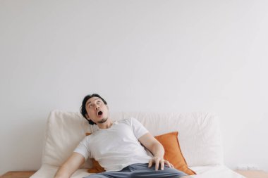 İnsan, oturma odasındaki boş fotokopi duvarına şaşırır ve şok olur..