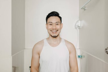 Tuvalette kaka yapmaya çalışan bir adamın komik ifadesi..