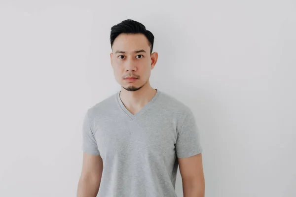 Ciddi Asyalı bir adamın gri tişörtlü portresi.. — Stok fotoğraf
