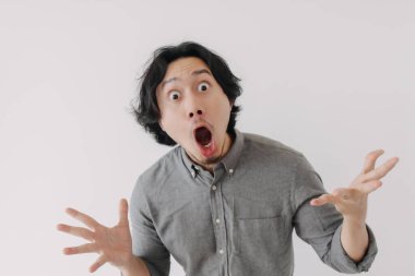 Şaşırdım. Gri gömlekli iş adamı yüzü beyaz arka planda izole edilmiş..