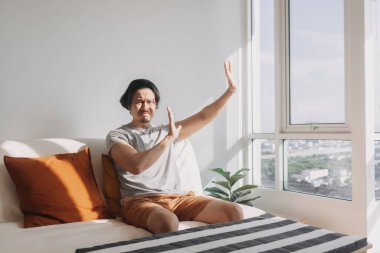 İnsan elini oturma odasında parlayan sıcak güneş ışığını örtmek için kullanır.. 