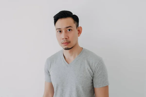 Rovný obličej portrét seriózního asijského muže v šedém tričku. — Stock fotografie
