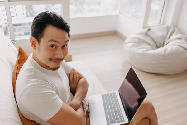 Happy Freelance Man bekerja tanpa masalah. — Stok Foto