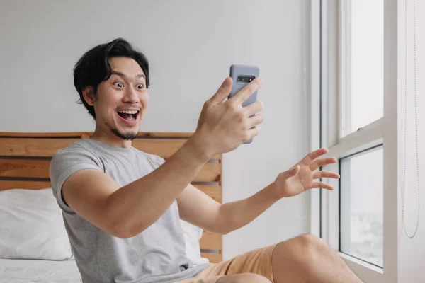 Homem chocado e feliz receber boas notícias do smartphone. — Fotografia de Stock