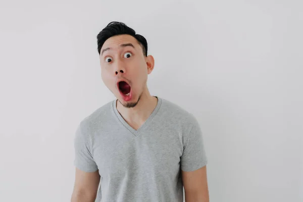 Wow cara de hombre asiático usar camiseta gris publicidad de un producto. — Foto de Stock