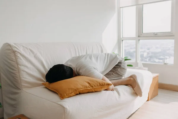 Seul célibataire malade dormir et isolé dans son appartement. — Photo