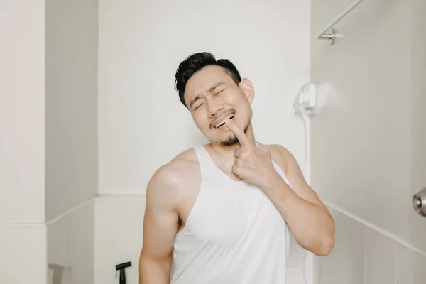 Cara engraçada expressão do homem tentar cagar no banheiro. — Fotografia de Stock