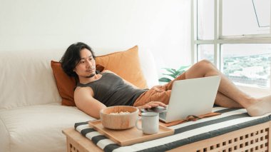 Adam evde çalışıyor ve dairesinde patlamış mısır yiyor..