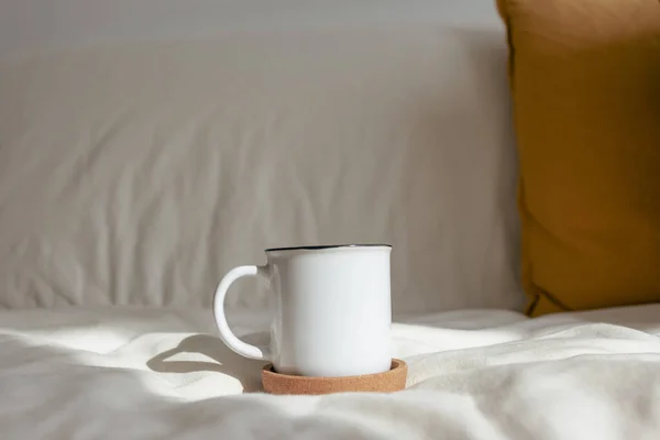 Kanepede beyaz kahve fincanı, dinlenme ve rahatlama konsepti. — Stok fotoğraf