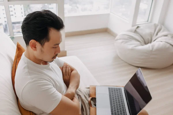 Man concentrate on his work on the laptop in his apartment. — Stock Photo, Image