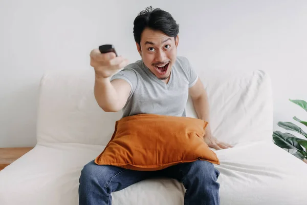 Emocionado rostro del hombre viendo el canal de televisión en su sala de estar. — Foto de Stock