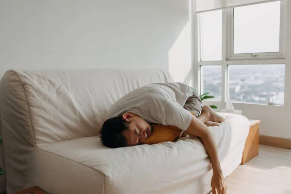 Solitário único homem doente dormir e isolado em seu apartamento. — Fotografia de Stock