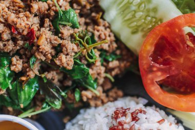 Kızarmış domuz eti ve fesleğenli pilav..