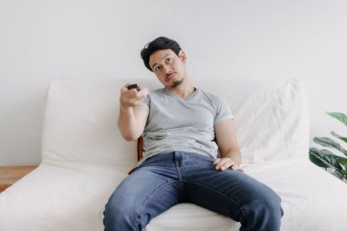 Sıkılmış adam, televizyona bak ama ilginç bir şey yok..