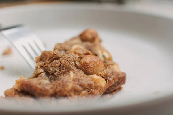 Trozos de galleta blanda que se comen con tenedor. — Foto de Stock