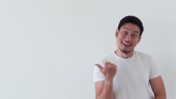 Homem feliz com dança engraçada mostrando bom sinal no espaço de conteúdo. — Vídeo de Stock