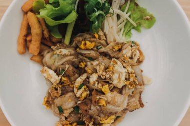 Pad See, Tayland 'da sıkça yenen kızarmış şehriye tabağı..