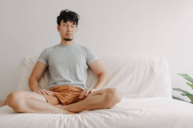 Adam kanepede biraz dikkat dağıtarak meditasyon yapıyor..