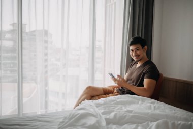 Adam otelde tatildeyken telefon sonuçlarından memnun..