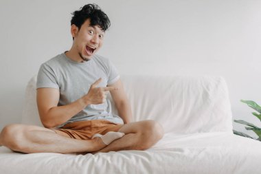 Adamım meditasyonu bırak ve içeriği komik bir ifadeyle sunmayı bırak..