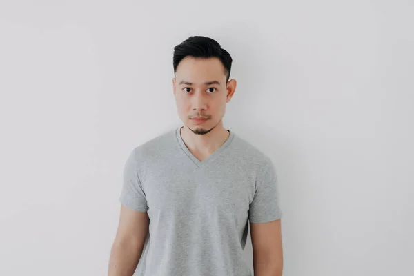 Rovný obličej portrét seriózního asijského muže v šedém tričku. — Stock fotografie