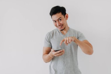 Cep telefonunda daha iyi bir uygulama bulan gülen surat adamı..