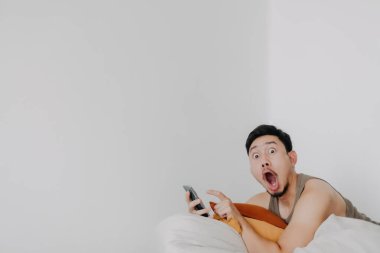 Wow yüz adam cep telefonu kullanıyor ve boş yere bakan puf minderde rahatlıyor..