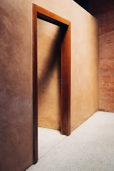 Дизайн внутренних дверей аккуратного дома-початка в концепции света и земли. — стоковое фото