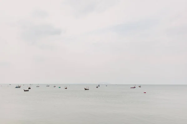 Jour nuageux de la mer tropicale et de nombreux bateaux de pêche locaux — Photo