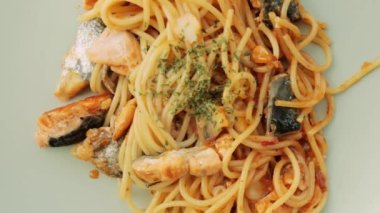 Ev yapımı somon spagettisinin etrafında dönüp duruyorum..
