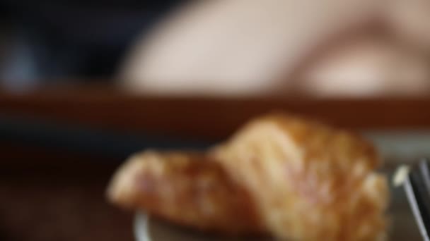 Γυναίκα τρώνε κρουασάν με πιρούνι και μαχαίρι στο καφέ. — Αρχείο Βίντεο