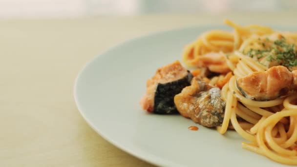 Schwenken und Spinnen von hausgemachten Lachsspaghetti in Nahaufnahme. — Stockvideo