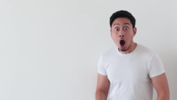 Muž šokován, když vidí překvapivý obsah na prázdném prostoru. — Stock video