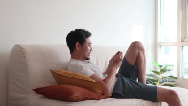 L'homme se concentre et se concentre sur le jeu dans le smartphone. — Video